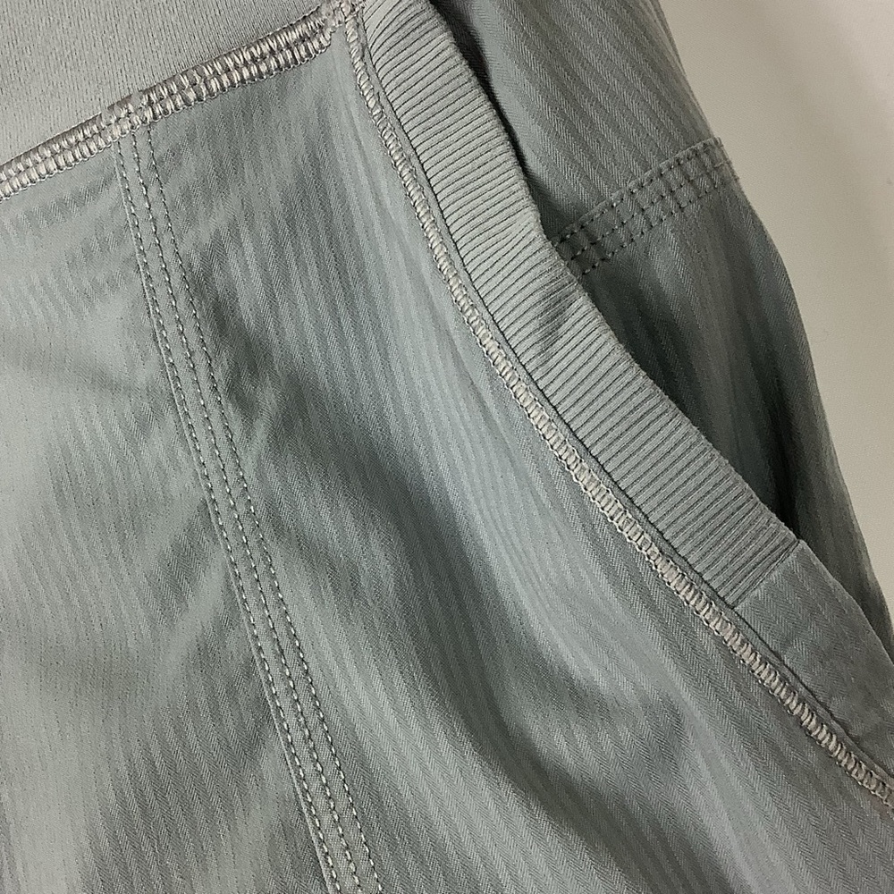 Lululemon ‘In Flux’ Crop Pants - Picture 9 of 10